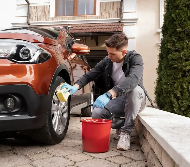 Lavage auto à domicile Ménil-Hubert-sur-Orne : professionnel intervenant sur un véhicule